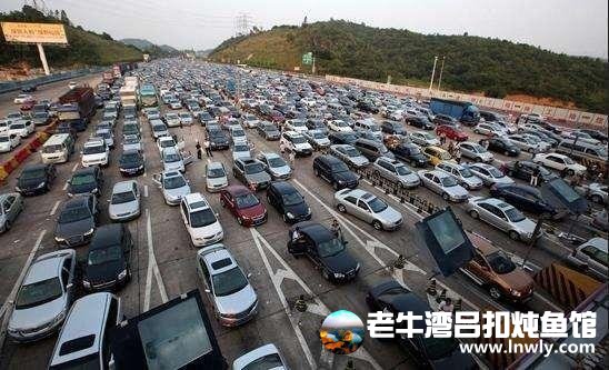 国庆返程高峰到来 各地高速开始拥堵